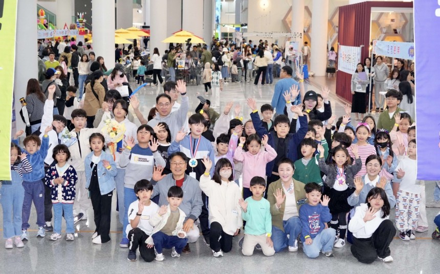 강기정 광주광역시장이 3일 시청 시민홀에서 열린 제103회 어린이날 행사에 참석해 어린이들과 기념촬영을 하고 있다.광주광역시 제공