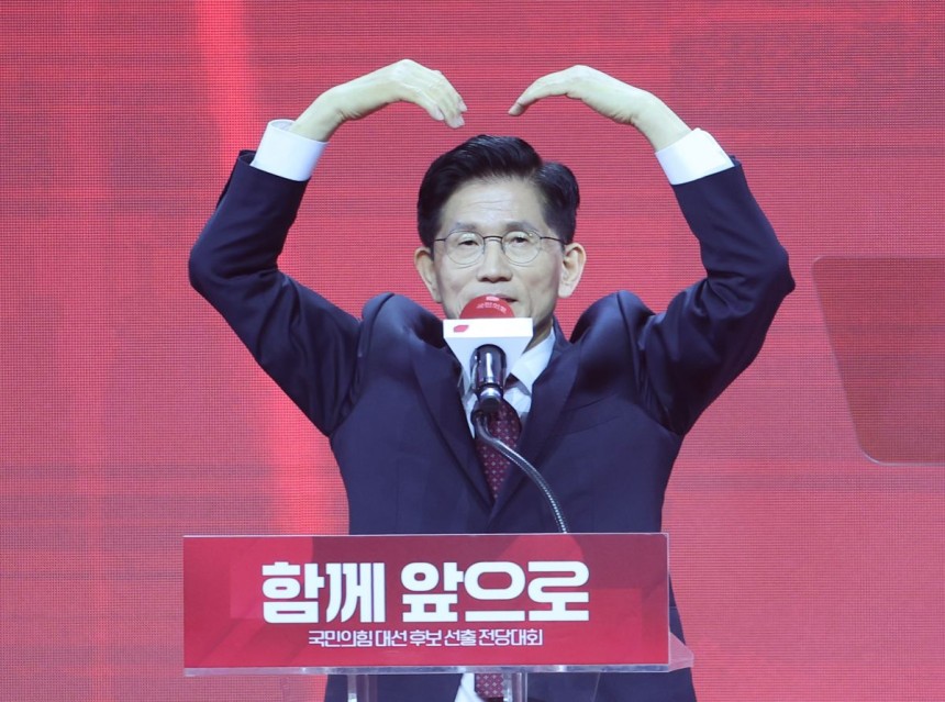 국민의힘 대선 후보로 선출된 김문수 후보가 3일 경기 고양시 킨텍스에서 열린 국민의힘 전당대회에서 수락 연설을 하고 있다. 연합뉴스