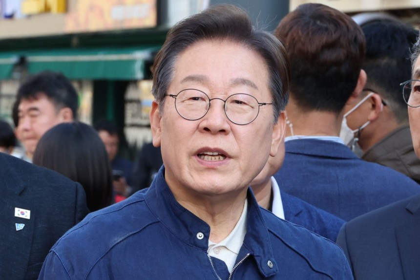더불어민주당 이재명 대선 후보가 '골목골목 경청투어' 접경지역 방문 이틀째인 2일 강원도 인제군 원통전통시장에서 주민들을 만난 뒤 취재진의 질문에 답하고 있다. 연합뉴스