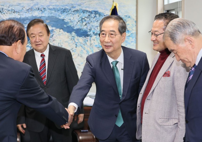 한덕수 무소속 대선 예비후보가 3일 서울 여의도 국회 헌정기념관을 찾아 정대철 헌정회장 등 헌정회원들과 인사를 나누고 있다. 연합뉴스