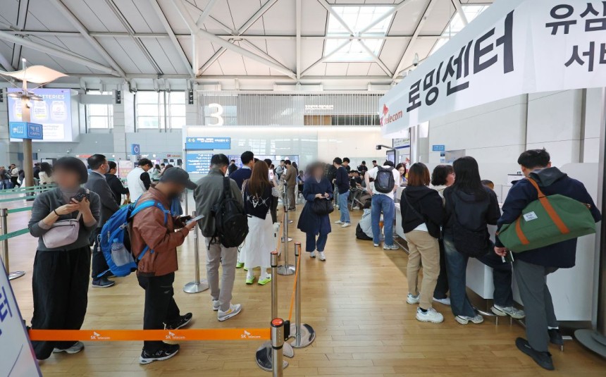  4일 인천국제공항 제1여객터미널 출국장에 마련된 SK텔레콤 로밍센터에서 출국자들이 유심 교체를 위해 줄을 서고 있다. 연합뉴스