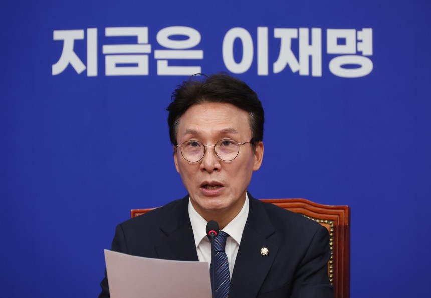 김민석 더불어민주당 상임공동선대위원장이 4일 국회에서 기자간담회를 하고 있다. 뉴시스