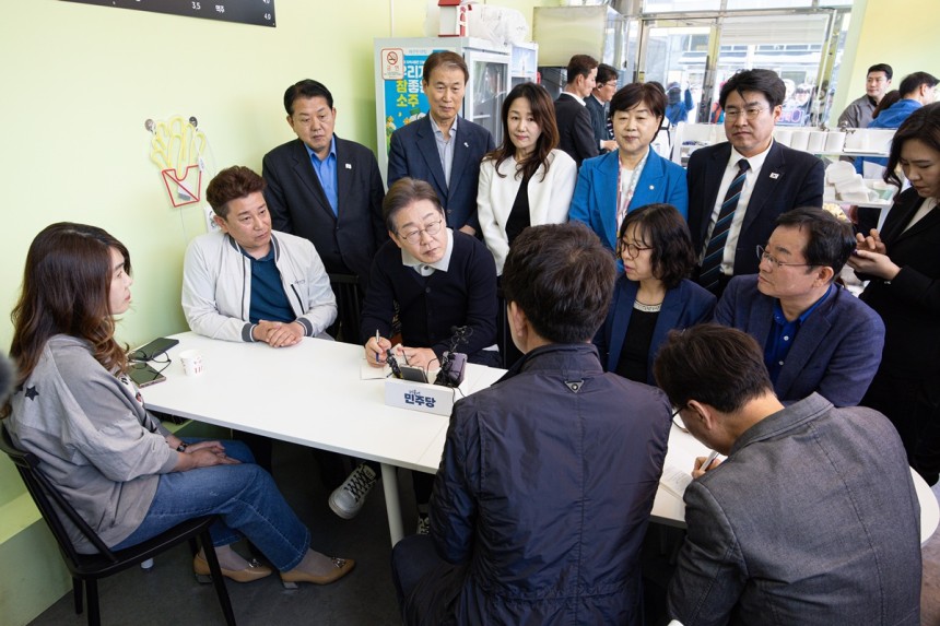 이재명 더불어민주당 대선 후보가 4일 경북 예천군 도청신도시의 한 분식집에서 상인회 관계자, 주민들과 간담회를 하고 있다. 연합뉴스