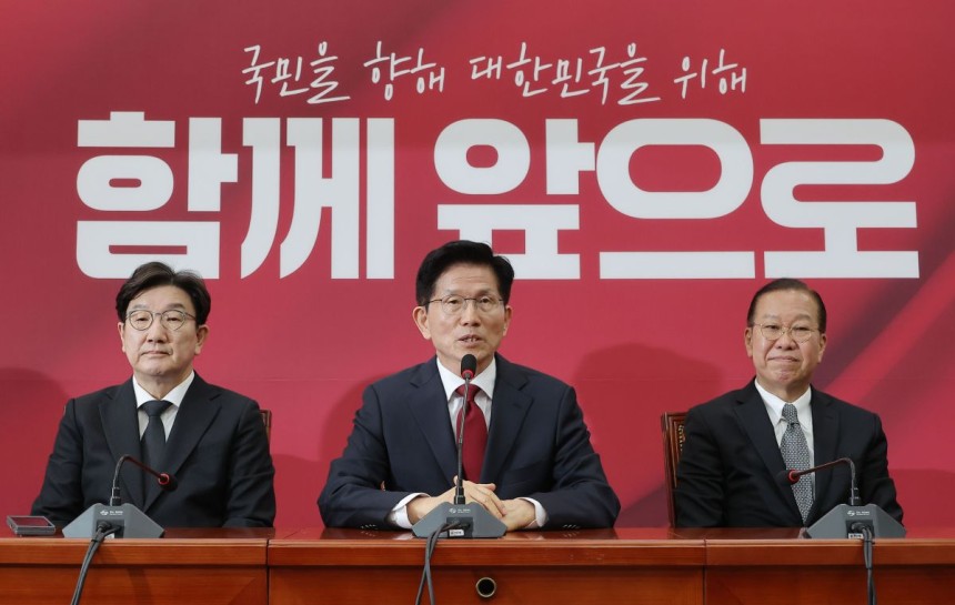 김문수(가운데) 국민의힘 대선 후보가 4일 국회에서 열린 당 선거대책위원회 회의에서 발언하고 있다. 연합뉴스