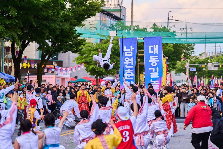 3일 남원 광한루원 일원에서 펼쳐진 춘향제‘발광난장 대동길놀이’에서 공연단들이 태권도 시범 등을 보이며 퍼레이드를 하고 있다.남원시 제공.