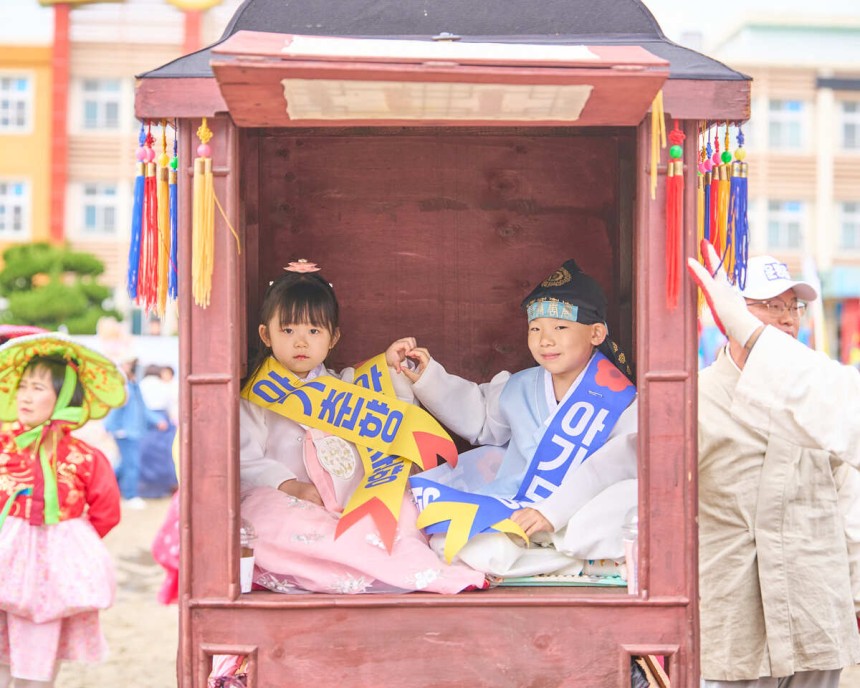 3일 열린 춘향제 '발광난장 대동길놀이'에서 아기 춘향과 아기 몽룡이 가마를 타고 행진하고 있다.남원시 제공.