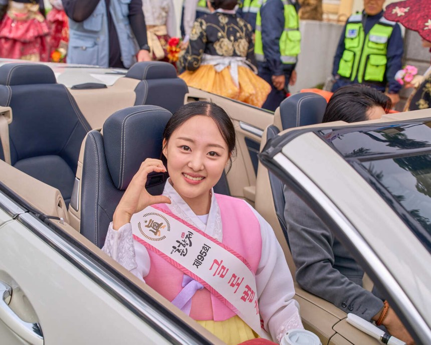 올해 춘향제 글로벌춘향 진(眞)으로 선발된 김도연 양이 퍼레이드카에서 미소를 짓고 있다.남원시 제공.