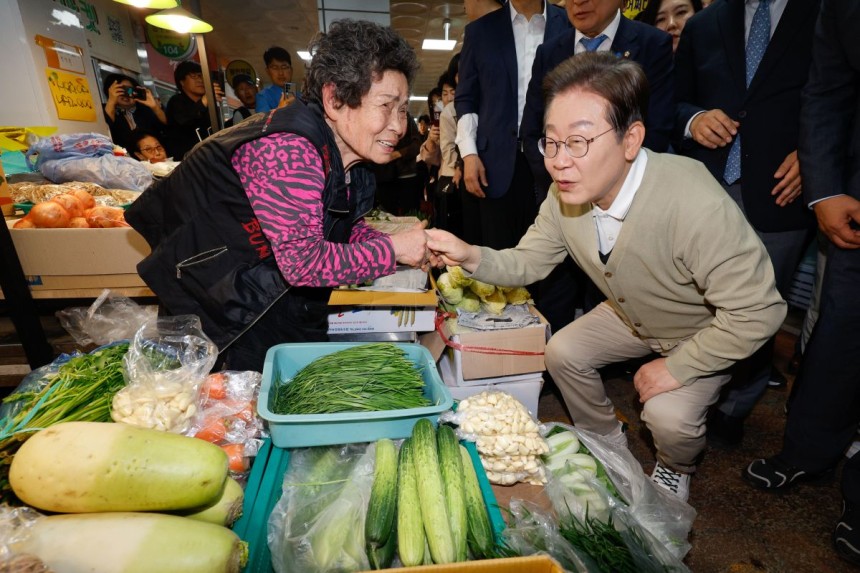 이재명 더불어민주당 대선 후보가 6일 충북 옥천군 옥천공설시장에서 한 상인과 악수를 하고 있다. 연합뉴스