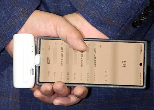 권성동 국민의힘 원내대표 6일 오후 서울 관악구 김문수 대선후보의 자택 앞에서 '한덕수 후보와의 단일화' 관련 논의를 위해 김 후보를 기다리고 있다. 권 원내대표의 통화 목록에 수차례 받지 않은 김 후보의 전화 목록