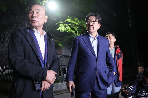 국민의힘 권성동(가운데) 원내대표와 김기현(오른쪽)·박덕흠 의원이 6일 후보 단일화 압박에 반발하며 후보 일정을 중단하고 상경한 김문수 대선 후보를 만나기 위해 서울 관악구 김 후보 자택 앞에서 기다리다 김 후보가 