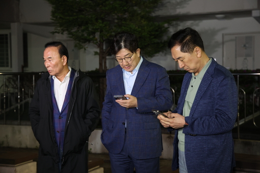 국민의힘 권성동(가운데) 원내대표와 박덕흠(왼쪽) 의원, 김기현 의원이 6일 오후 서울 관악구 김문수 대선 후보 자택 앞에서 '한덕수 후보와의 단일화' 관련 논의를 위해 김 후보를 기다리고 있다. 2025.05.06