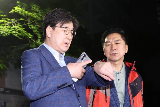 권성동 국민의힘 원내대표가 6일 후보 단일화 압박에 반발하며 후보 일정을 중단하고 상경한 김문수 대선 후보를 만나기 위해 서울 관악구 김 후보 자택 앞에서 기다리다 김 후보가 오지 않자 시간을 확인하고 있다. 연합뉴