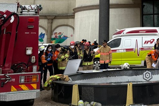 지난 5일 오전 전남 완도군 완도읍 한 리조트에서 숙박객 14명이 두통과 어지럼증 등 가스중독 증상을 보여 소방 당국이 환자 이송을 준비하고 있다.연합뉴스