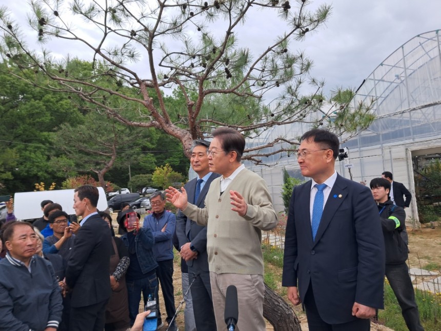 이재명 더불어민주당 대선 후보가 '골목골목 경청투어' : 국토종주편'에 나선 6일 충북 보은군 화훼농원 '숲결' 앞에서 지지를 호소하고 있다. 충북 보은 송태화 기자