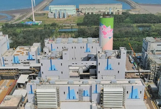 대만의 마지막 남은 원전인 남부 핑둥현 헝춘의 마안산 원전 2호기 전경.이 원전의 상업 운전면허가 오는 17일 만료된다.마지막 원전 가동 중단에 따라 대만은 완전한 탈원전 국가가 되지만,<a href=