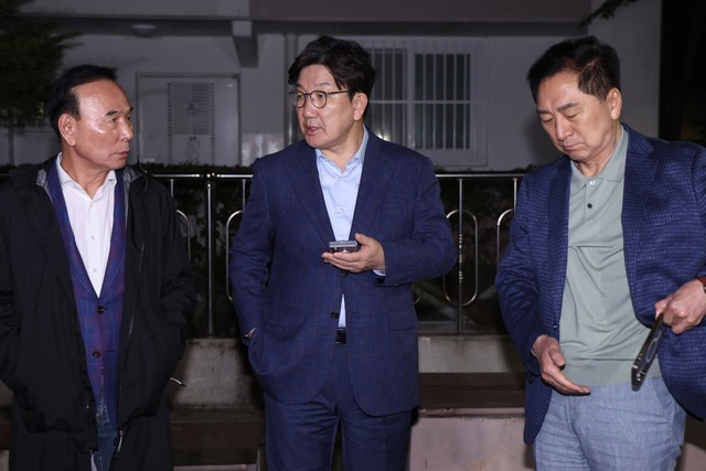 권성동 국민의힘 원내대표(가운데)와 김기현, 박덕흠 의원이 6일 밤 대선 후보 단일화 압박에 반발해 일정 중단을 선언한 김문수 후보의 서울 관악구 자택 앞에서 기다리고 있다. 김 후보는 7일 한덕수 무소속 예비후보와