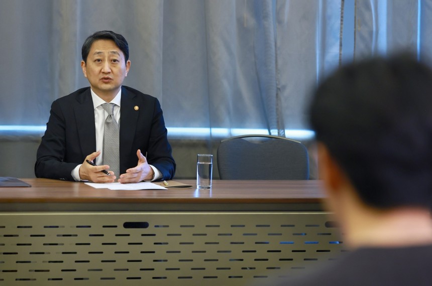 안덕근 산업통상자원부 장관이 6일(현지시간) 체코 프라하에서 기자간담회를 열고 발언하고 있다.산업통상자원부 제공,연합뉴스