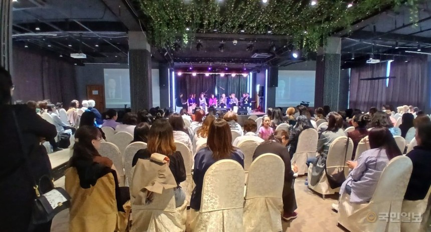 몽골복음주의협의회 여성위원회와 올미션,노르웨이YM 관계자들이 지난 2일 몽골 울란바토르 소망프라자에서 열린 제6회 여성 콘퍼런스에서 발언하고 있다.올미션 제공