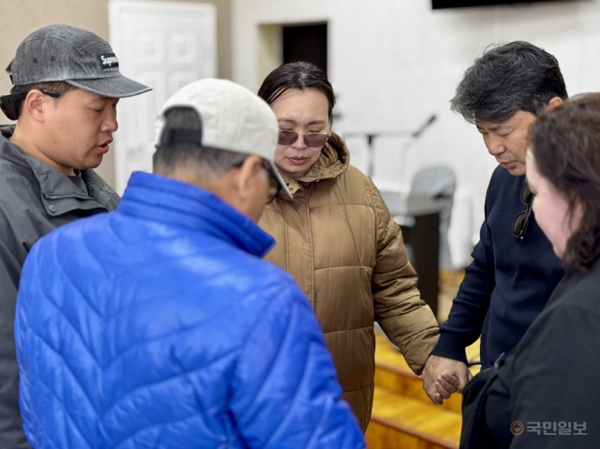오기(가운데) 목사와 올미션 관계자들이 7일 몽골 테를지국립공원 내 테를지교회에서 손을 잡고 기도하고 있다.