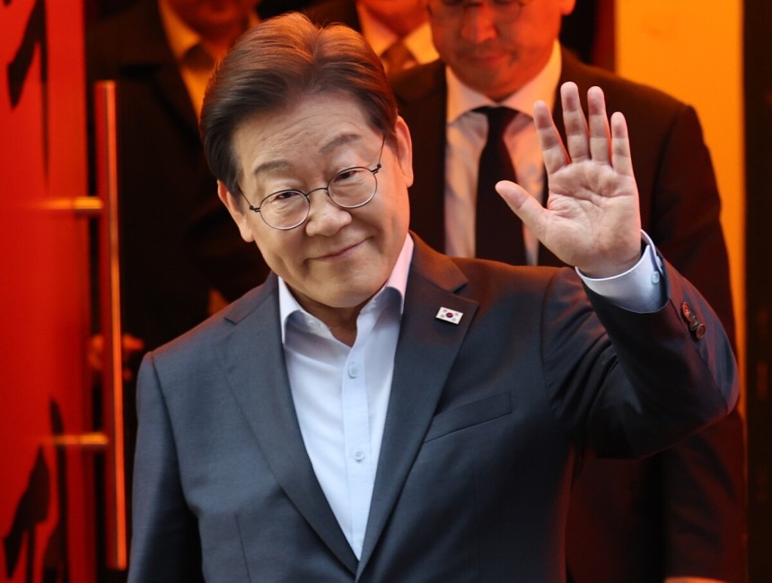 이재명 더불어민주당 대선후보가 지난 1일 서울 종로구 한 식당에서 열린 ‘민생시리즈2’ 비전형 노동자 간담회를 마치고 이동하고 있다. 권현구 기자