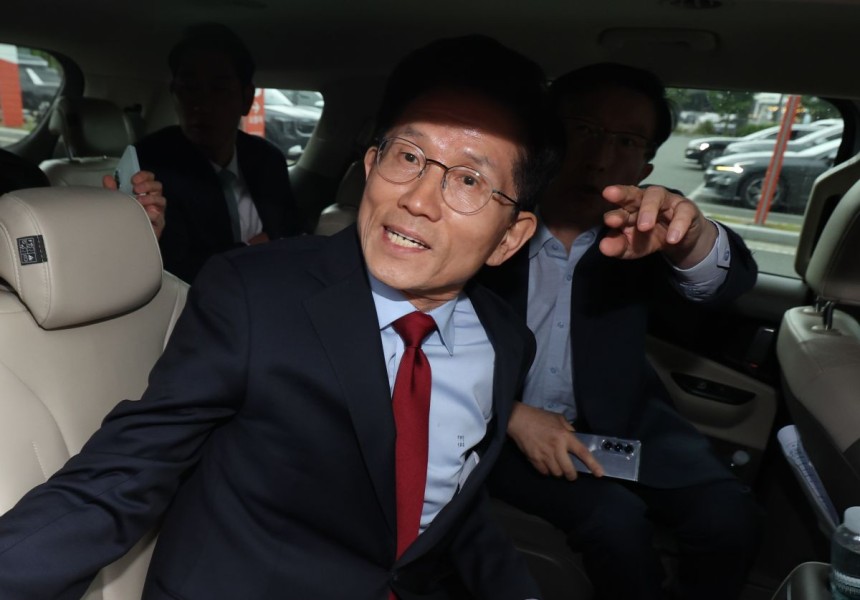 김문수 국민의힘 대선 후보가 6일 아시아태평양경제협력체(APEC) 회의장인 경북 경주시 경주화백컨벤션센터에서 국민의힘 재선 의원 모임 간사인 엄태영 의원과 초선 의원 모임 간사인 김대식 의원의 방문을 받고 일정 중단