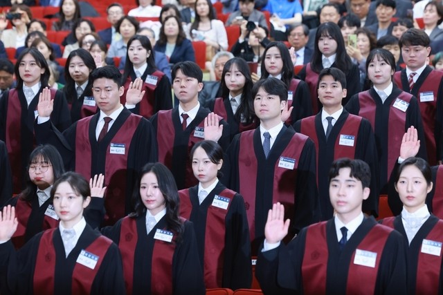 [포토] 선서하는 신임 검사들