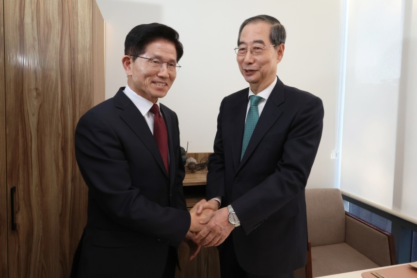 국민의힘 김문수 대선후보(왼쪽)와 무소속 한덕수 대선 예비후보가 7일 서울 종로구의 한 식당에서 후보 단일화 관련 회동을 하기 전 악수하고 있다. 공동취재사진