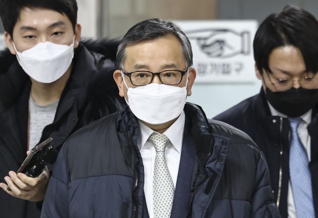 특정범죄 가중처벌법상 뇌물 혐의로 기소된 김학의 전 법무부 차관이 2022년 1월 27일 오후 서초구 서울고법에서 열린 파기환송심 선고 공판을 마친 후 법정을 나서고 있다.연합뉴스