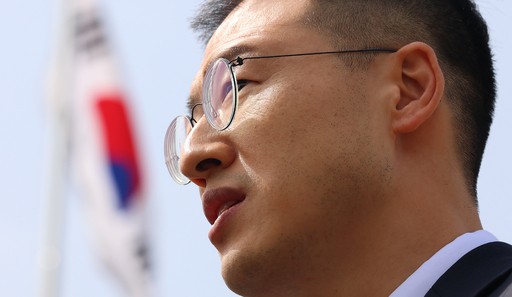 김상욱 의원이 8일 서울 동작구 현충원에서 참배 후 국민의힘 탈당 입장을 밝히고 있다. 연합뉴스