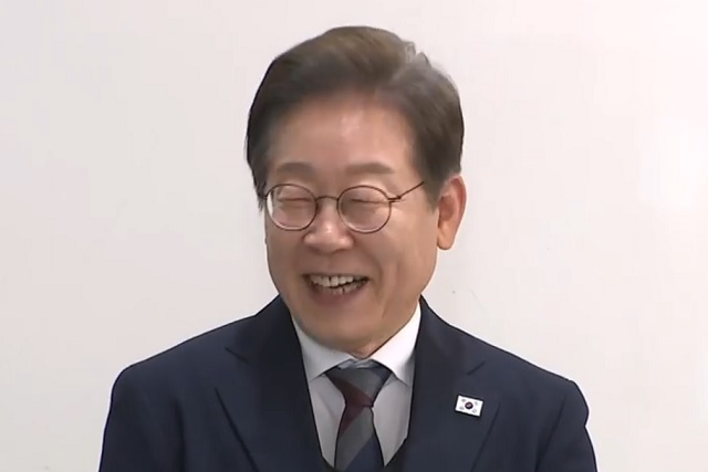 8일 서울 중소기업중앙회에서 취재진 질문에 답하는 이재명 더불어민주당 대선 후보. 연합뉴스TV 보도화면 캡처