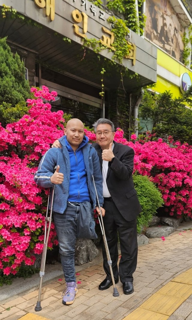 골육종을 앓고 있는 아마르자르갈(왼쪽)군과 이준모 목사가 최근 인천 해인교회 앞에서 함께 사진을 찍고 있다.이 목사 제공