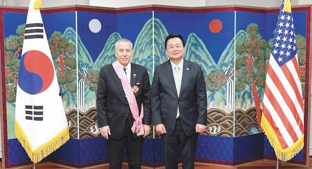 골드버그 전 대사, 수교훈장 광화장 수훈