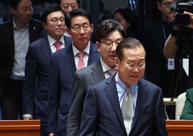 국민의힘(앞쪽부터) 권영세 비상대책위원장과 권성동 원내대표 등 지도부가 7일 국회에서 열린 의원총회에 입장하고 있다. 권 원내대표는 김문수 대선 후보를 향해 단일화 논의에 조속히 나서줄 것을 촉구하며 단식에 돌입했다