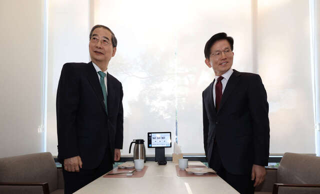 김문수(오른쪽) 국민의힘 대선후보와 한덕수 무소속 대선 예비후보가 7일 서울 종로구의 한 식당에서 후보 단일화와 관련해 회동하고 있다. 한 후보는 단일화 방식을 “당에 일임했다”고 했고, 김 후보는 “내가 당”이라고