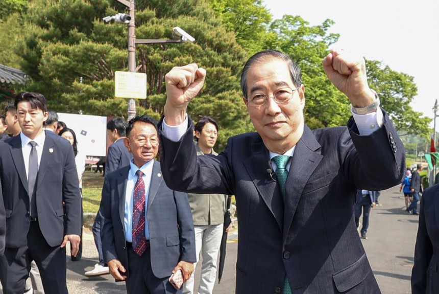한덕수 무소속 대선 예비후보가 8일 경북 구미시 박정희 전 대통령 생가를 방문, 지지자들에게 두 손을 들어 인사하고 있다.