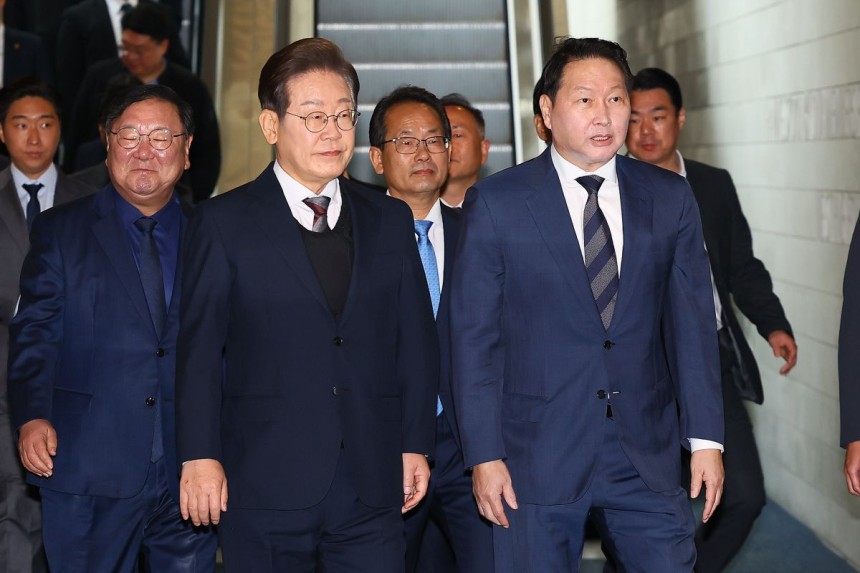 최태원 대한상의 회장이 이재명 더불어민주당 대선 후보와 8일 서울 중구 대한상공회의소에서 열린 대선후보 초청 경제5단체장 간담회에 참석하고 있다. 연합뉴스 