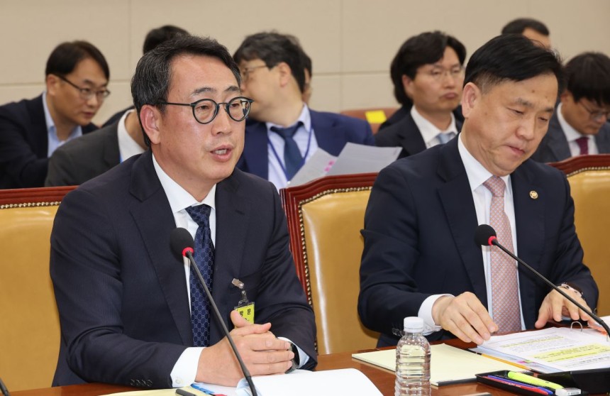 8일 국회 과학기술정보방송통신위원회 전체회의에서 열린 SK텔레콤 유심 해킹 사건 청문회에서 유영상 SK텔레콤 대표이사(왼쪽)가 의원 질의에 답하고 있다. 연합뉴스