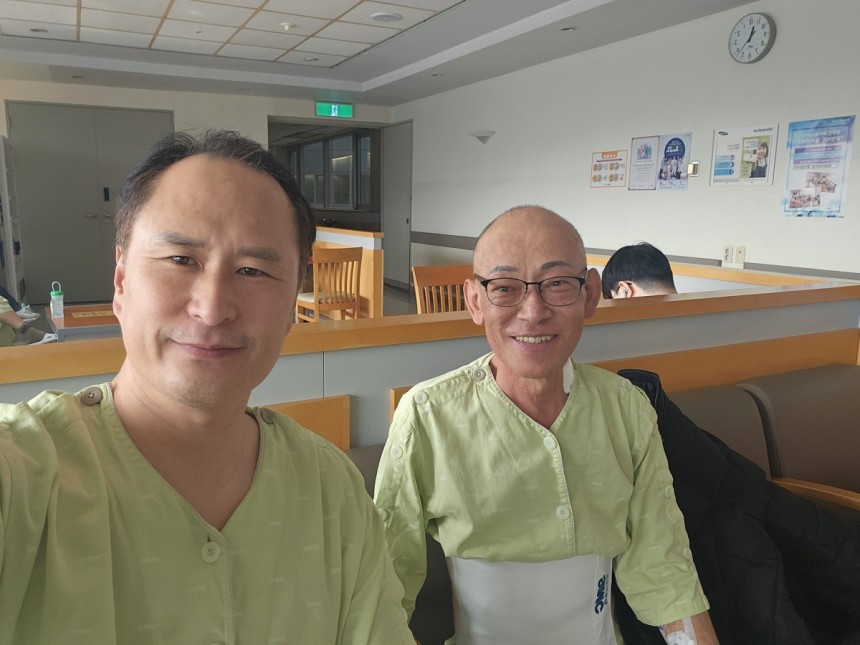 원근재(왼쪽) 제주 벧엘교회 목사가 지난 1월 같은 교회 성도인 원승윤 권사에게 신장을 기증하는 수술을 마친 뒤 기념촬영을 하고 있다.원 목사 제공