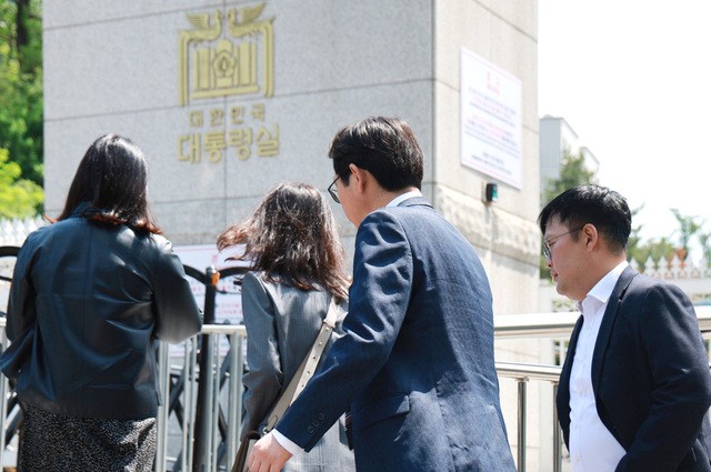 해병대 채상병 사건 조사 외압 의혹을 수사하는 고위공직자범죄수사처 관계자들이 7일 압수수색영장을 집행하기 위해 서울 용산구 대통령실 청사로 들어가고 있다.공수처는 비상계엄 사태 수사로 중단됐던 채상병 사건 수사를 