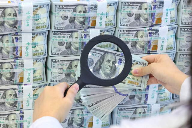 쪼그라든 외환보유액 5년 만에 최저… 세계 10위로 하락