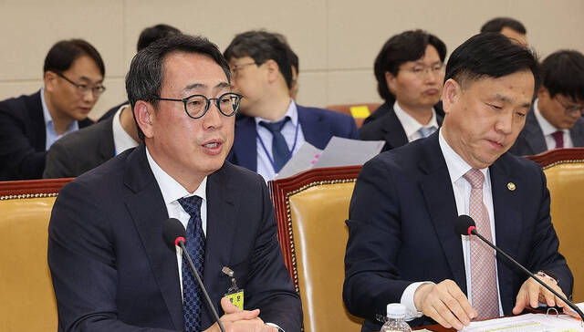 8일 국회 과학기술정보방송통신위원회 전체회의에서 열린 SK텔레콤 유심 해킹 사건 청문회에서 유영상 SK텔레콤 대표이사가 의원 질의에 답하고 있다.연합뉴스