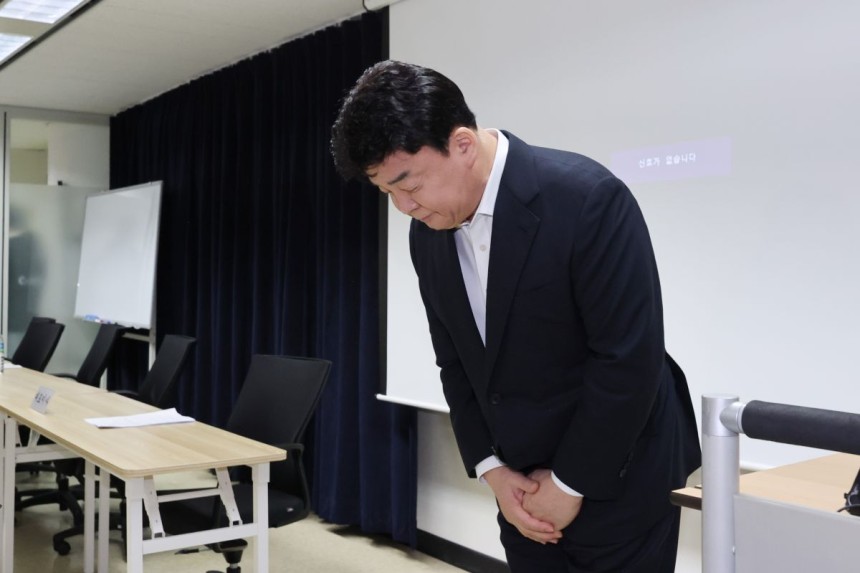 백종원 더본코리아 대표가 지난 3월 28일 서울 서초구 스페이스쉐어 강남역센터에서 열린 첫 정기 주주총회에서 주주들을 향해 사과하고 있다.연합뉴스
