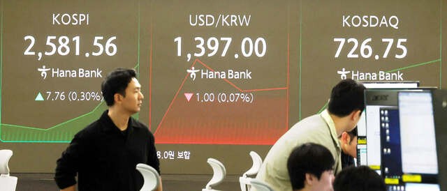 서울 중구 하나은행 본점 딜링룸에서 딜러들이 8일 업무를 보고 있다.이날 코스피는 전 거래일보다 5.68포인트(0.22%) 오른 2579.48로 거래를 마쳤다.원·달러 환율은 1.4원 내린 1396.6원으로 주간