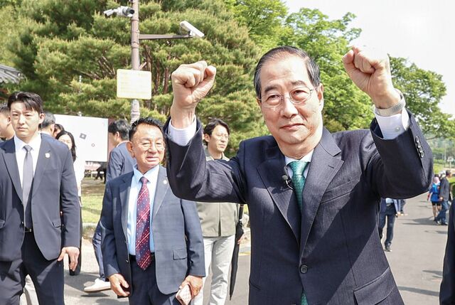 한덕수 무소속 대선 예비후보가 8일 경북 구미시 박정희 전 대통령 생가 추모관을 방문한 자리에서 지지자들에게 두 손을 들어 보이며 인사하고 있다. 한 후보는 “국가와 국민을 생각한다면 김문수 국민의힘 대선 후보가 단