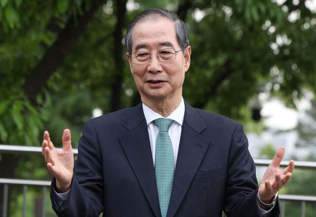 무소속 한덕수 대선 예비후보가 8일 서울 여의도 국회 사랑재의 한 카페에서 국민의힘 김문수 대선후보와 후보 단일화 관련 회동을 마친 뒤 취재진 질문에 답하고 있다. 권현구 기자