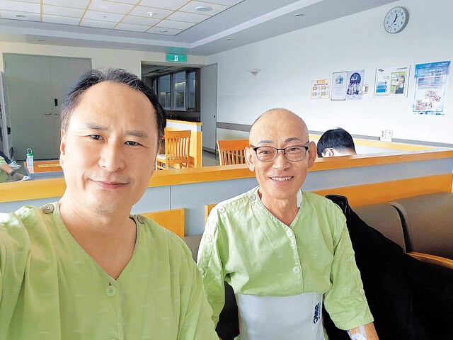 원근재(왼쪽) 제주 벧엘교회 목사가 지난 1월 같은 교회 성도인 원승윤 권사에게 신장을 기증하는 수술을 마친 뒤 기념촬영을 하고 있다.원 목사 제공