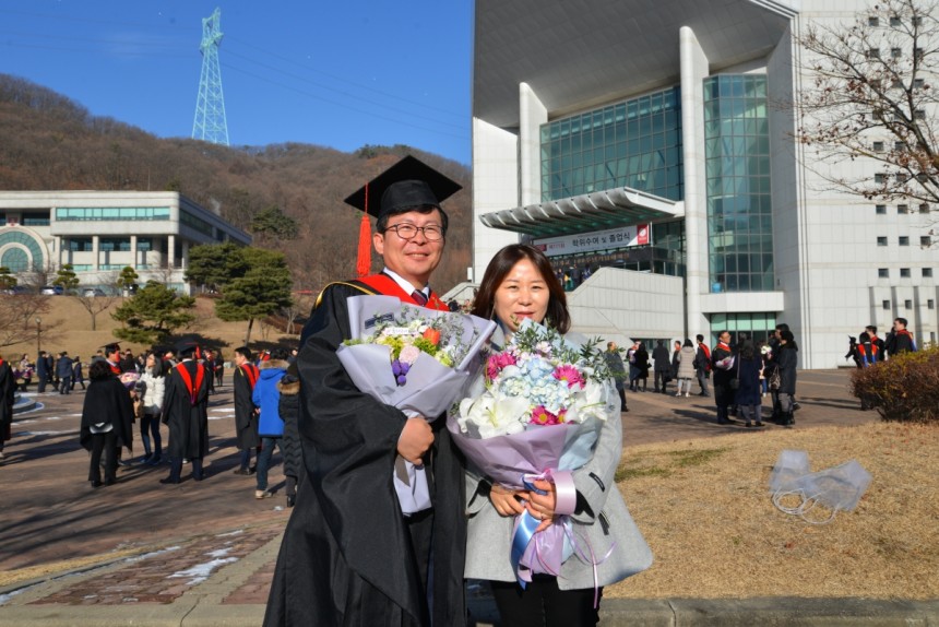 김권능 한나라은혜교회 목사가 2018년 12월 아내인 최은희 사모와 총신대 신학대학원 학위수여식에서 졸업 기념 촬영을 하고 있다. 한나라은혜교회 제공 