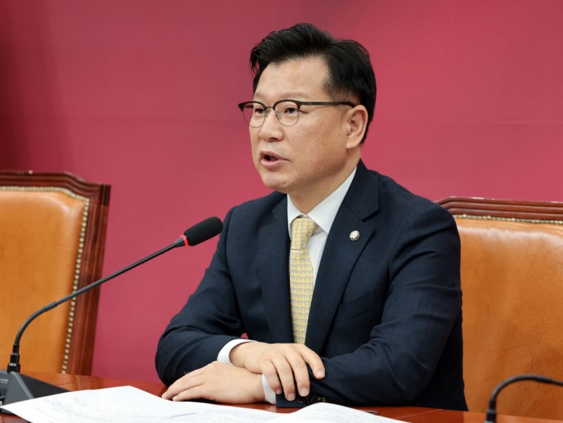 국힘 <b>사무총장</b> “金 후보 끌어내리겠다는 주장, 전혀 사실 아냐”