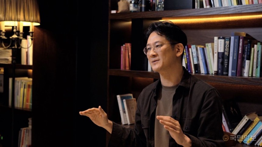 이광민 마인드랩 공간 정신건강의학과의원 원장이 최근 서울 강남에 위치한 자신의 병원에서 청년세대의 관계와 사랑, 불안에 대해 설명하고 있다. 우정민PD