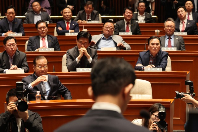 권영세 국민의힘 비상대책위원장과 국민의힘 의원들이 9일 서울 여의도 국회에서 열린 의원총회에서 굳은 표정으로 김문수 대선 후보의 발언을 듣고 있다. 김 후보는 반민주적 단일화가 추진되고 있다며 당 지도부를 규탄하는 